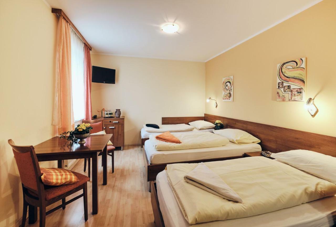 Pension Zum Romer Enns Exterior photo